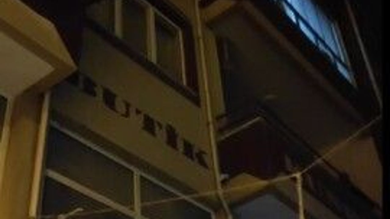Pencereden kendini sarkıtan kadın, polisin 'Herkes senin şarkılarından mutlu' sözüyle ikna oldu
