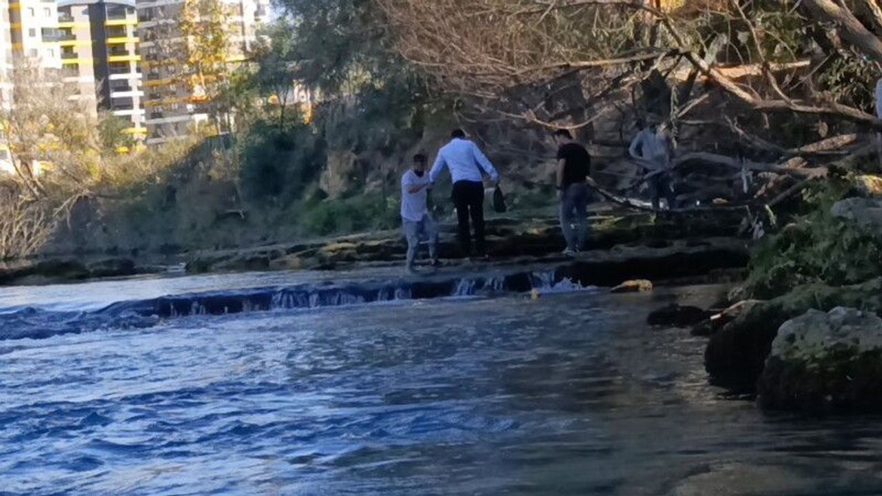 Beline kadar gelen buz gibi suya girip 45 dakika polise dert anlattı