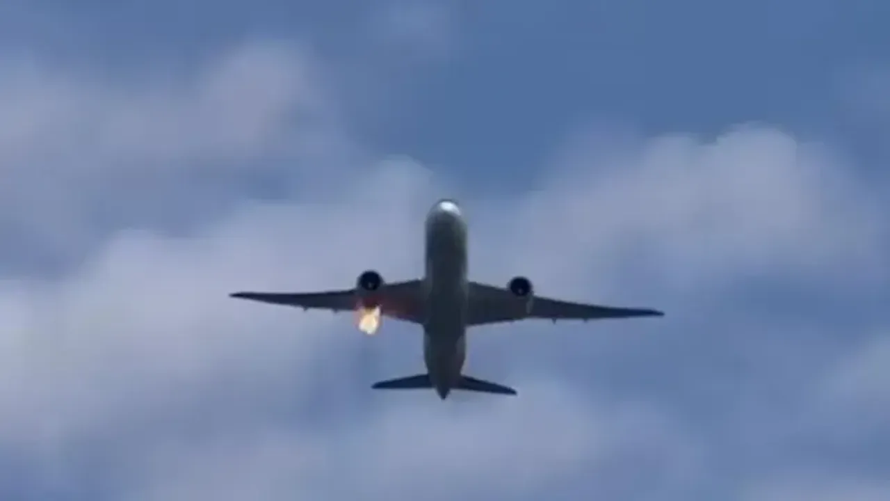 Yolcu uçağının motoru alev aldı