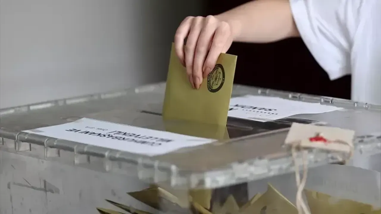 Araştırmalara göre Milliyetçi üç partiden biri erirken, ikisi yükselişte