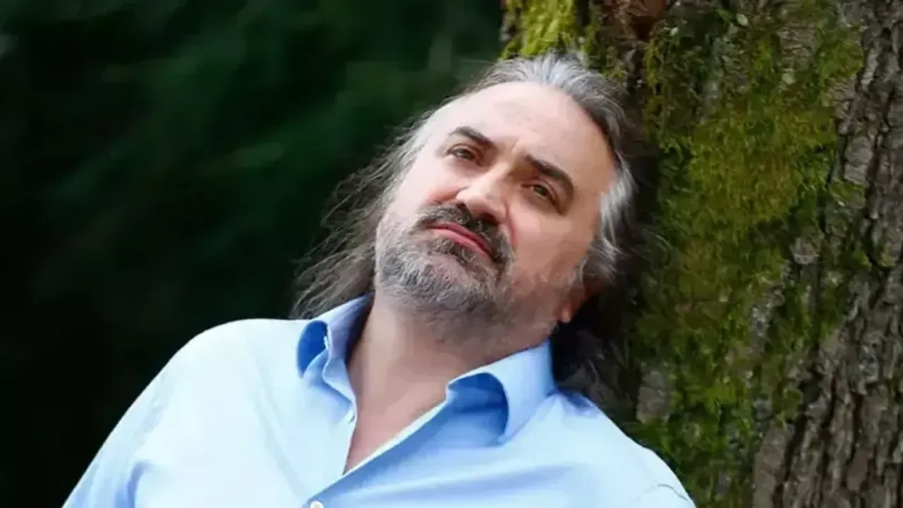 Volkan Konak konser sırasında fenalaştı, hastaneye kaldırıldı