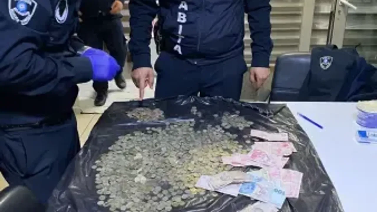 Antalya'da dilencinin üzerinden çıkanlar döviz bürosunu aratmadı