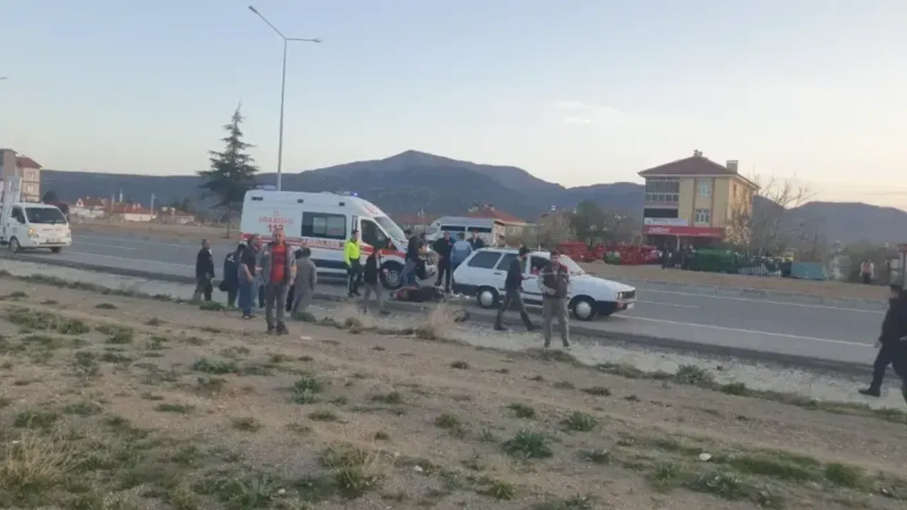 Elektrikli bisiklet sürücüsü park halindeki araca çarptı: 1 yaralı