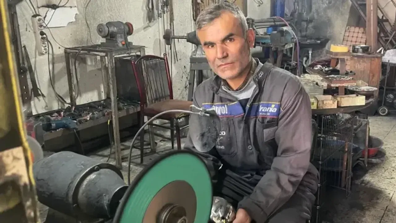 Mutfak Eşyalarını Parlatarak, Geçimini Sağlıyor