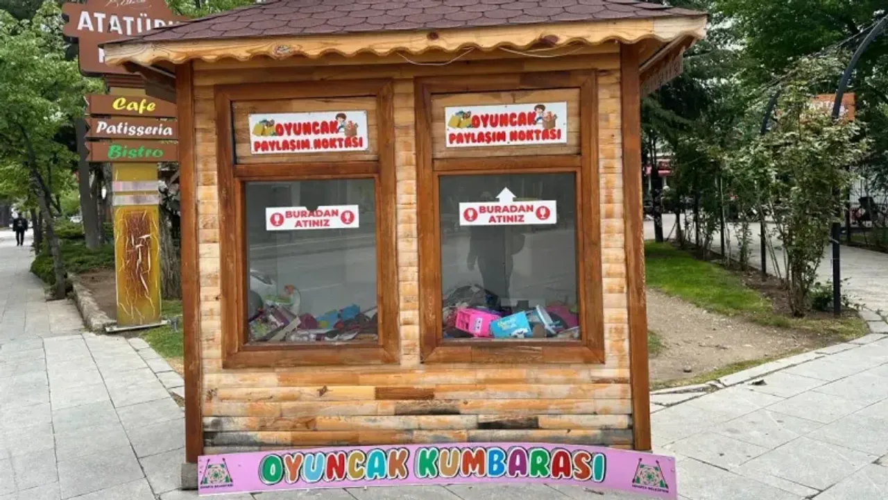 Oyuncak Kumbarasının İçinde Oyuncaktan Çok Her Şey Var!