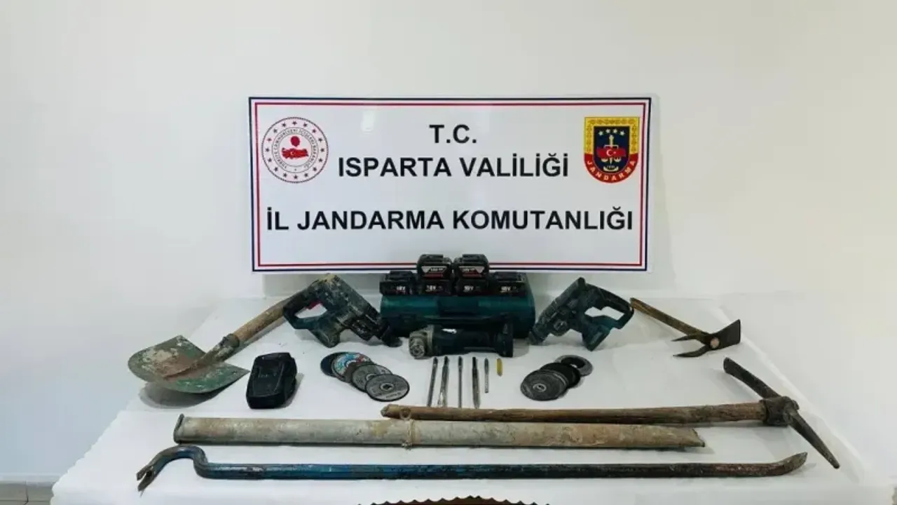 Isparta’da izinsiz kazıya jandarma baskını: 4 kişi suçüstü yakalandı