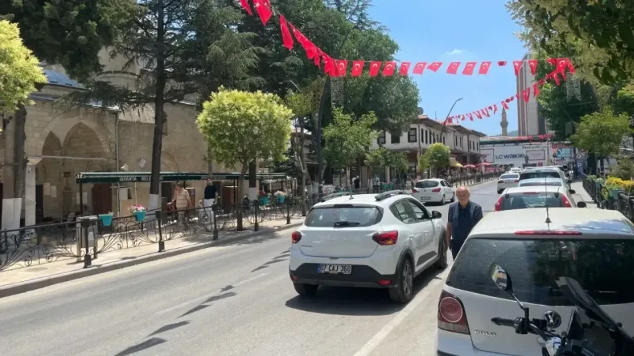 Tek Şeritli Yolda, Çift Şeritli Araç Park Edilmesi Sürücüleri Mağdur Ediyor