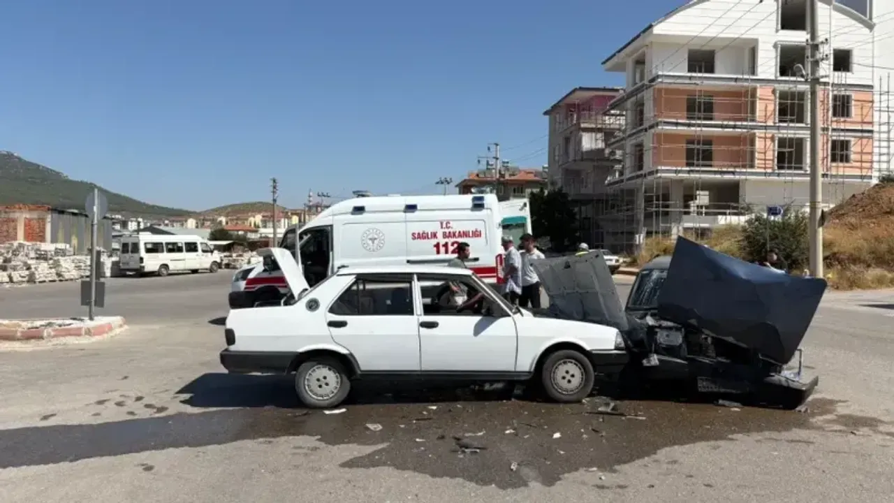 Bucak'ta Tofaş otomobiller çarpıştı: 5 yaralı
