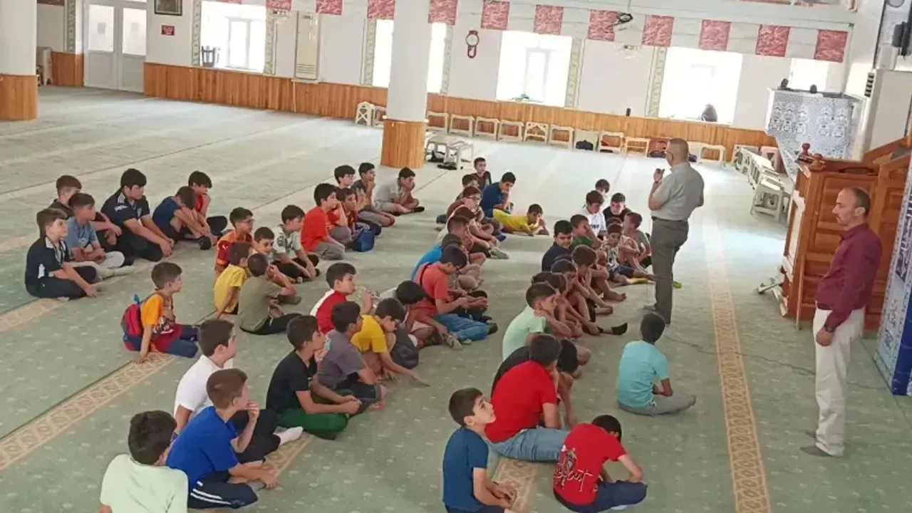 Kur'an kursunda çocuklara teknoloji bağımlılığının zararları anlatılıyor