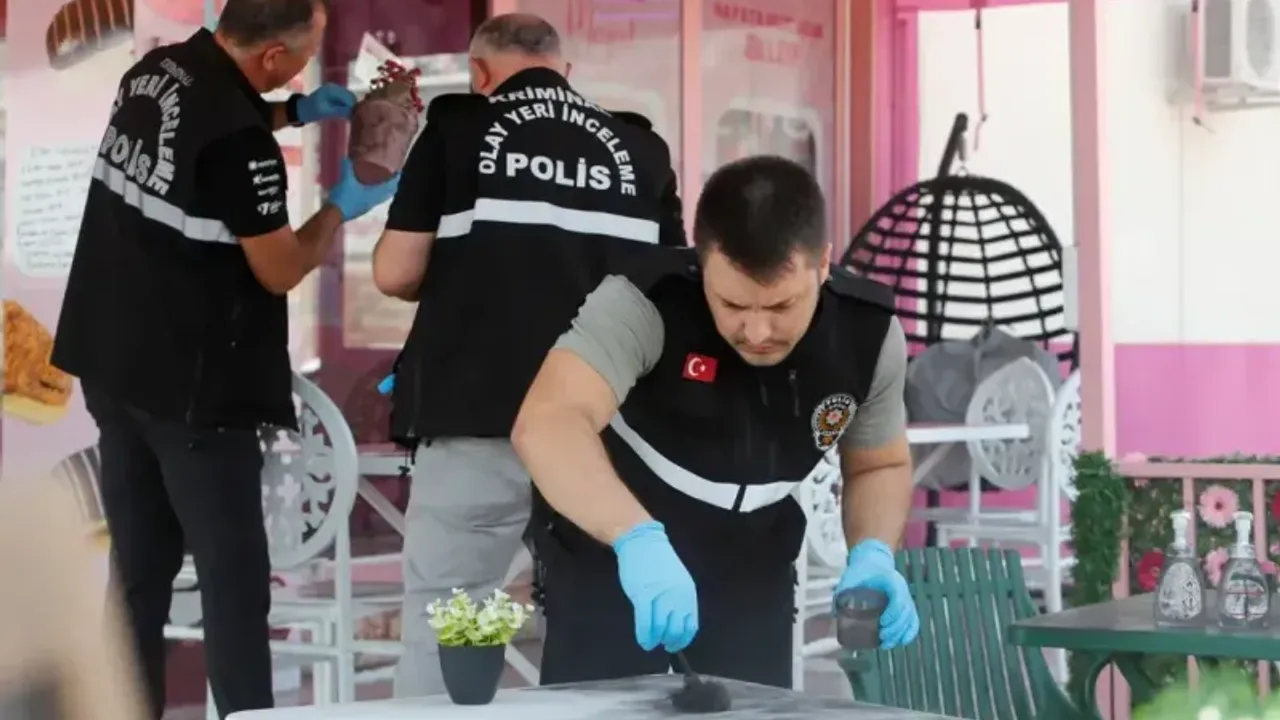 Elinde bıçakla girdiği kuyumcudan 18 adet bileziği alarak kaçtı