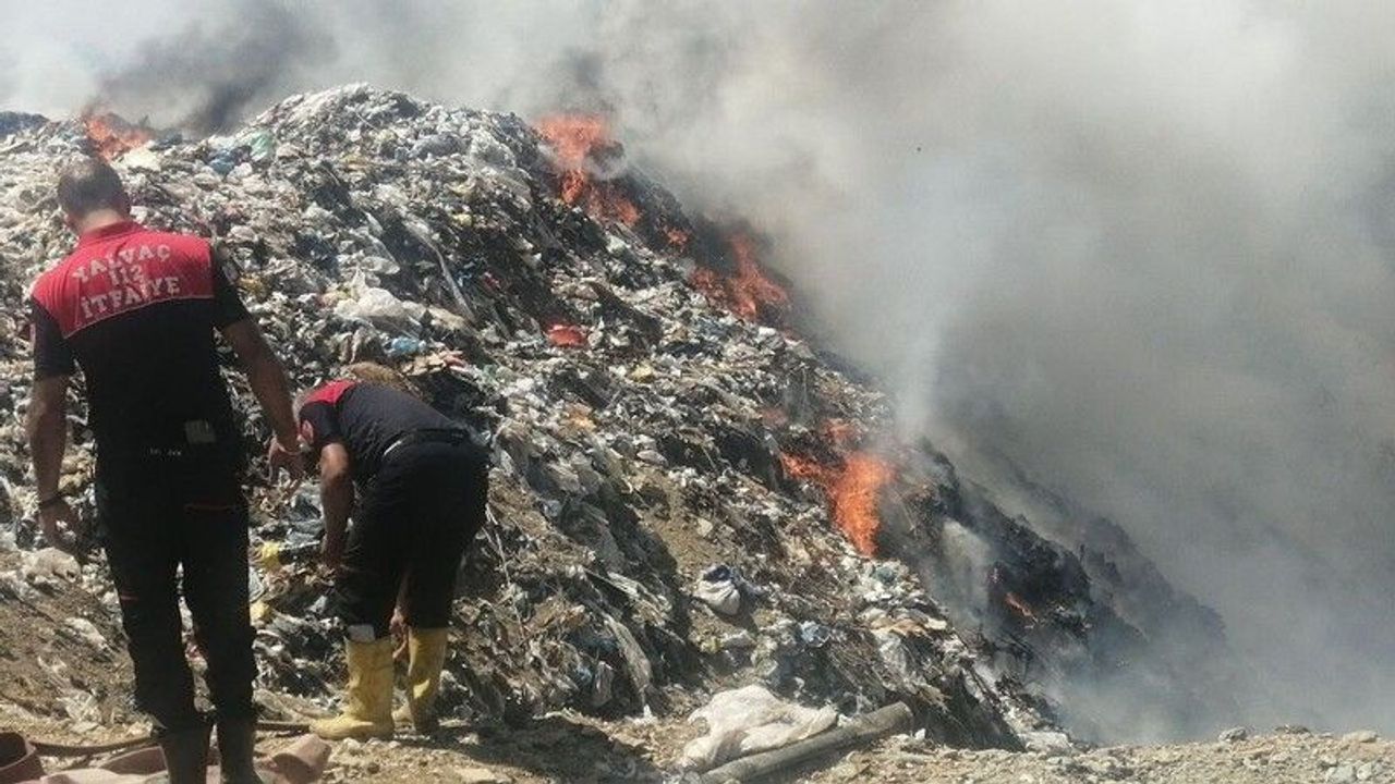 Isparta'da çöplükte çıkan yangın ormana sıçramadan söndürüldü