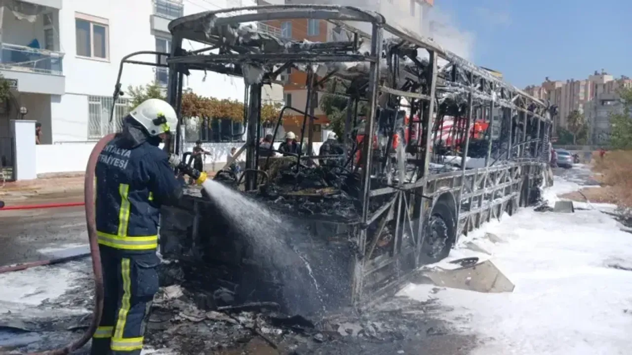  Antalya'da özel halk otobüsü park halindeyken alev alev yandı