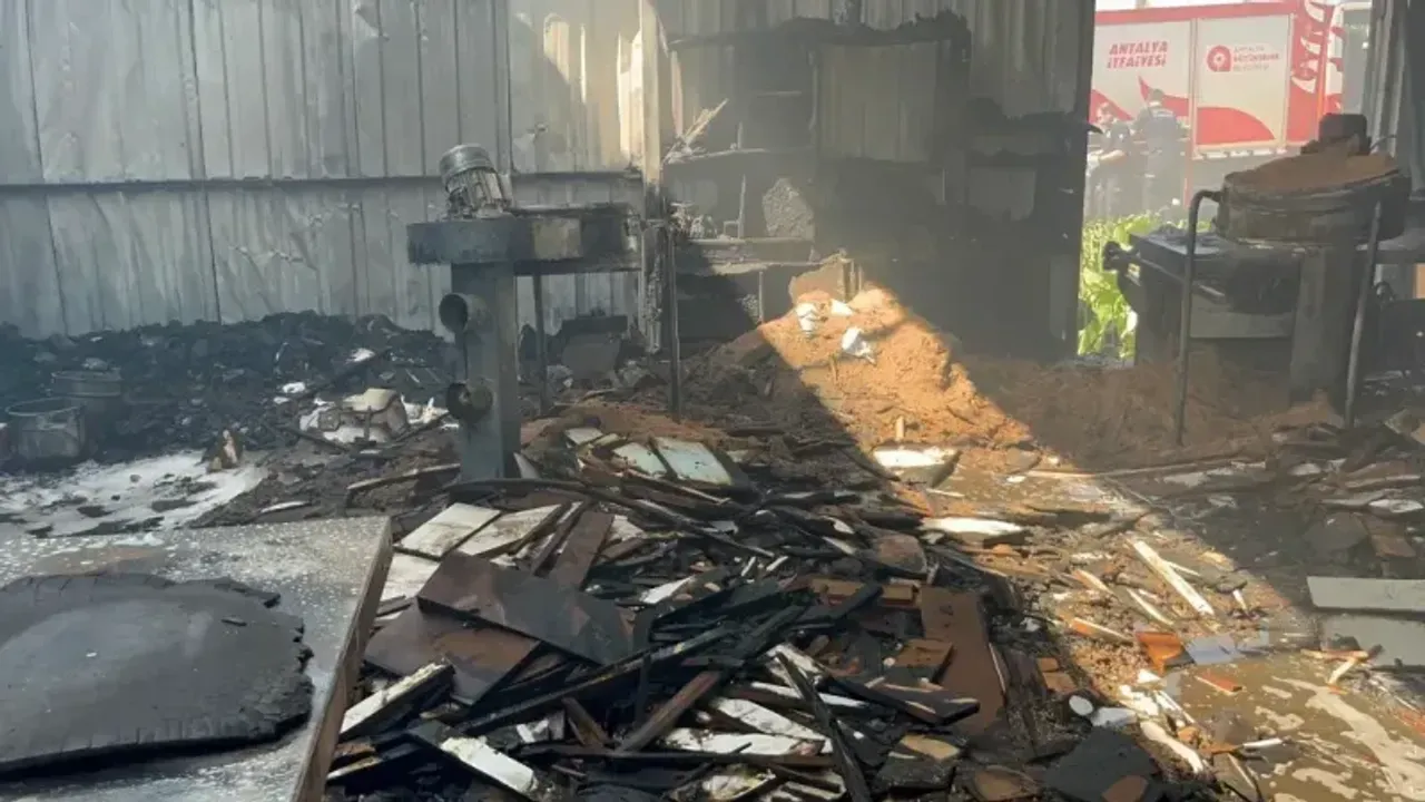 Alanya’da mobilya atölyesinin kundaklandığı anlar güvenlik kamerasında