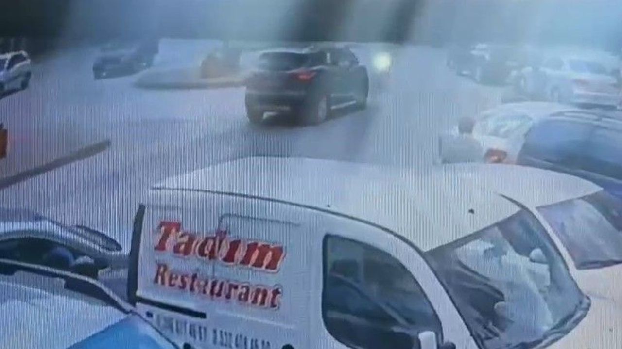 Otomobil ile motosikletin çarpıştığı kaza kamerada: 1 yaralı