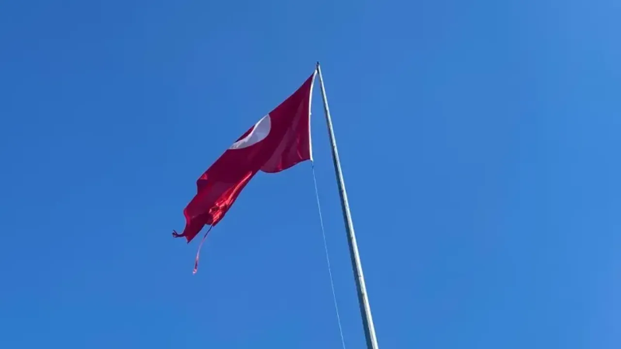 Sav Kavşağı’ndaki Türk Bayrağı Yenilenmeyi Bekliyor