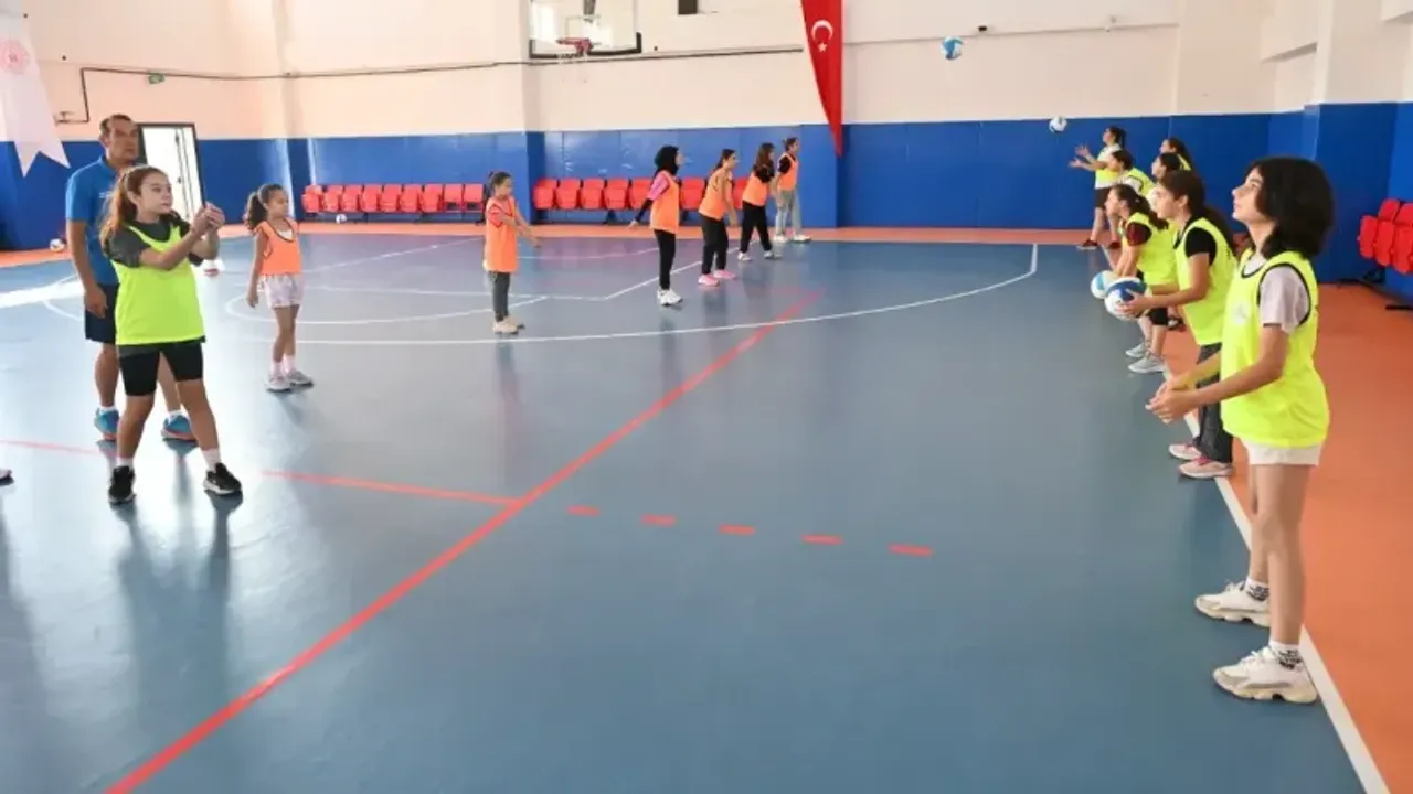 Isparta Belediyesi’nin yaz spor kurslarında dolu dolu bir yaz tatili geçirdiler
