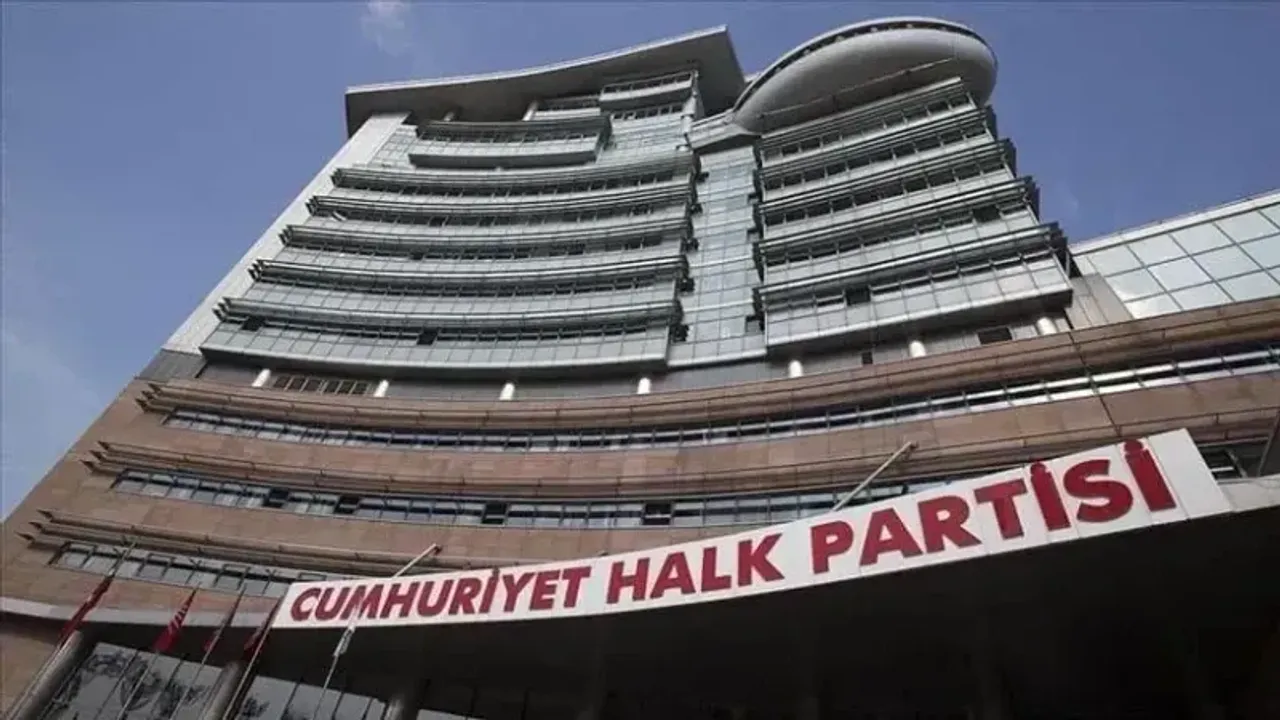 CHP’de heyetten ayrılan ayrılana