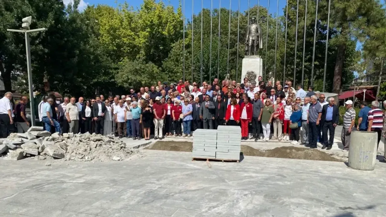 Atatürk Anıtı Önünde Çelenk Krizi