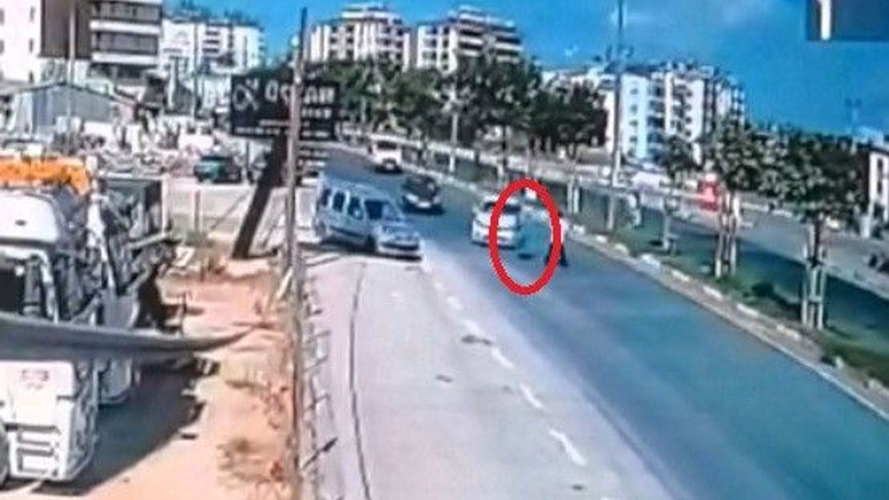Kucağına aldığı oğluyla yolun karşısına geçerken otomobil çarptı: 1'i ağır 2 yaralı
