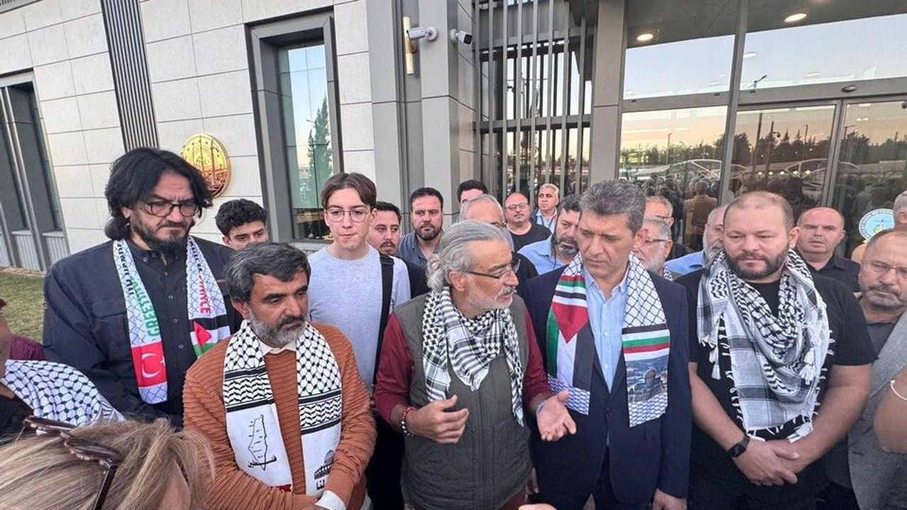 İsrail'in alıkoyduğu 2 aktivist Antalya'ya döndü