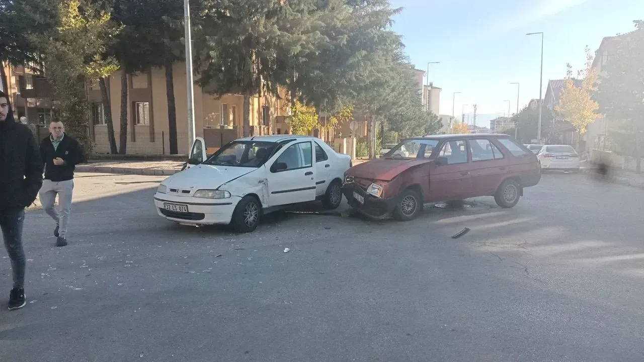 Sürücü Dikkatsizliği Kazayı Beraberinde Getirdi; 1 Yaralı