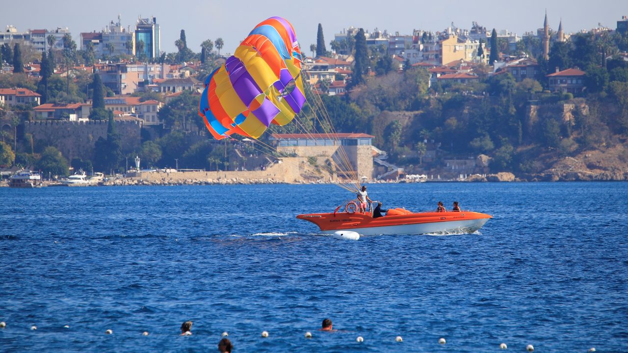Türkiye kışı yaşarken Antalya'da yazdan kalma günler