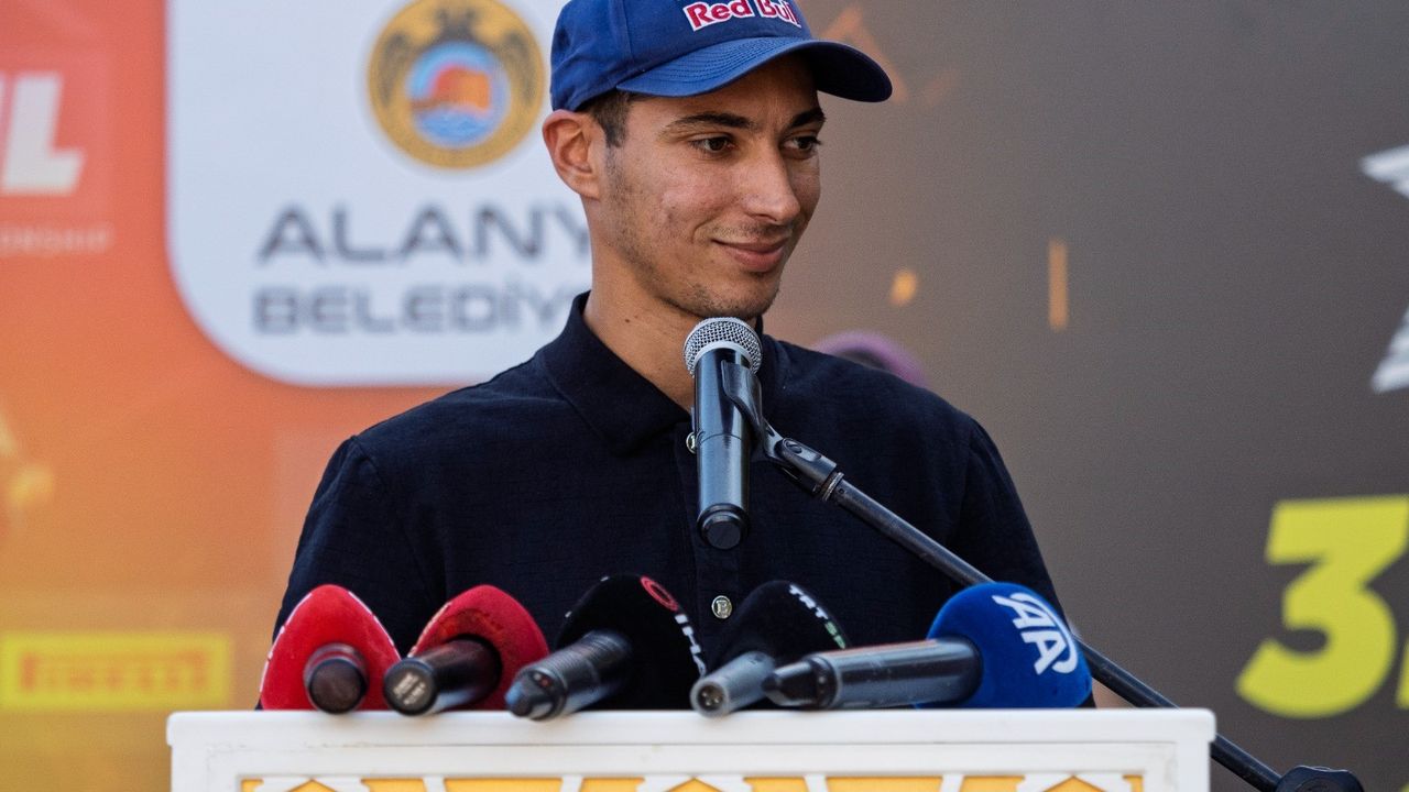 3'üncü kez Dünya Şampiyonu olan Toprak Razgatlıoğlu, memleketi Alanya'da coşkuyla karşılandı