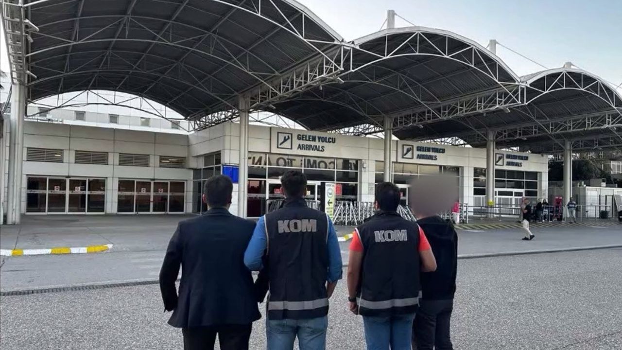 Antalya Havalimanı'nda zimmet ve kaçakçılık suçundan gözaltına alınan 10 memurdan 5'i tutuklandı