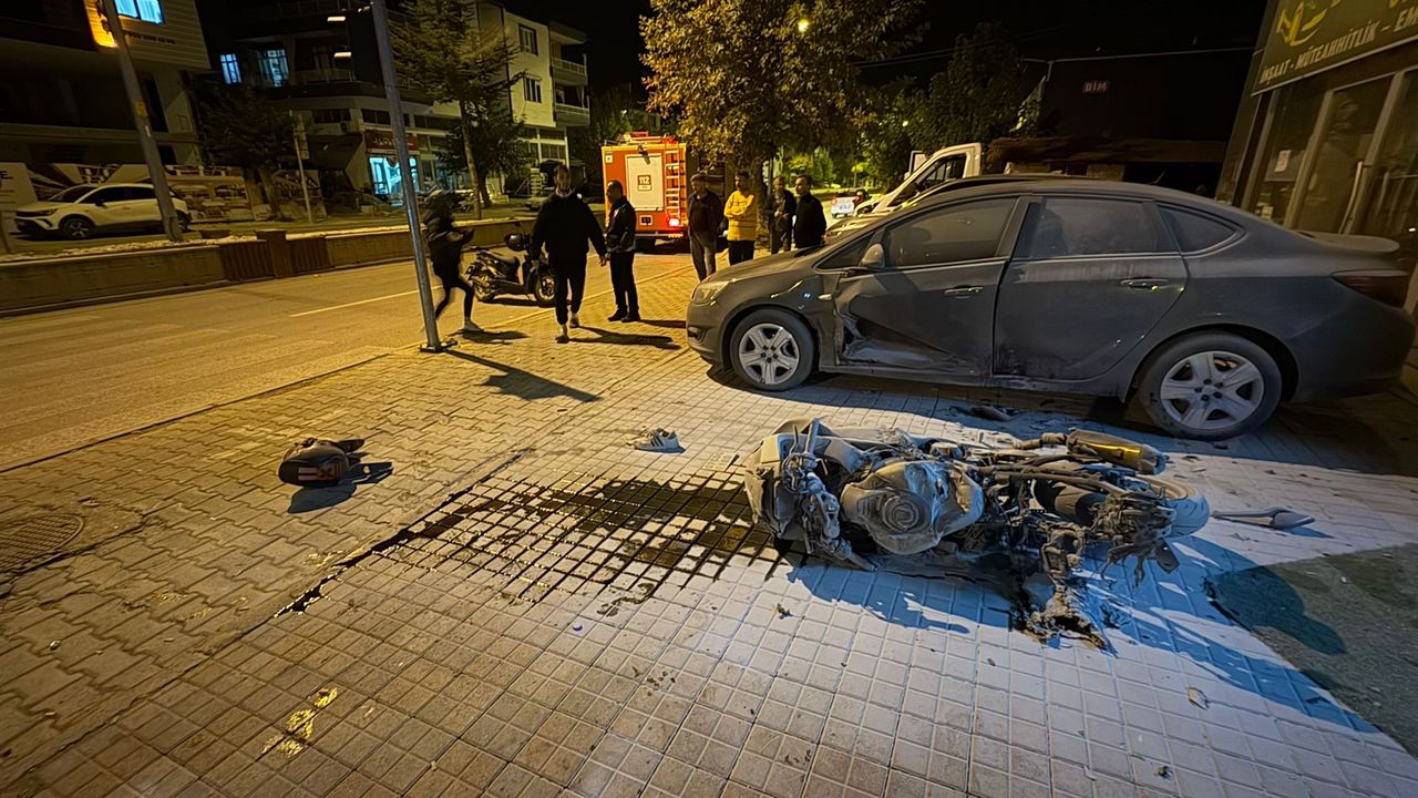 Kaza yapıp yanmaya başlayan motosikletin sürücüsünü vatandaşlar kurtardı