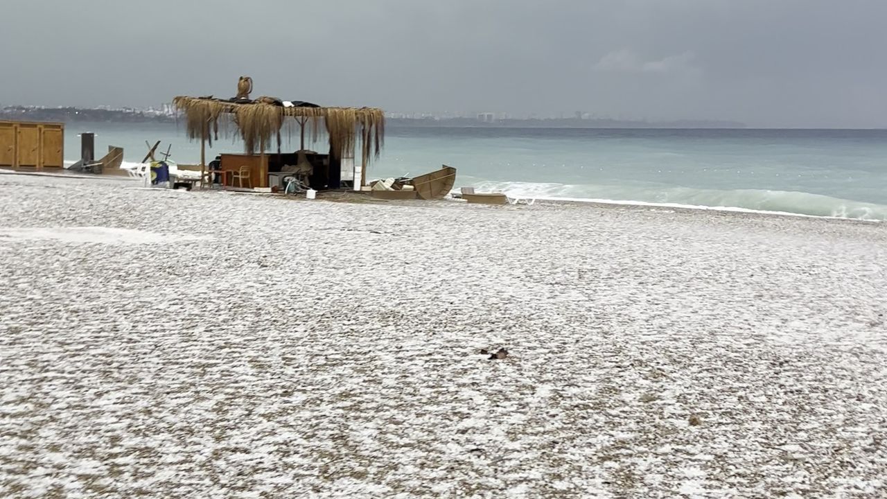 Antalya 15 dakikada kışı yaşadı, Konyaaltı Sahili beyaza büründü