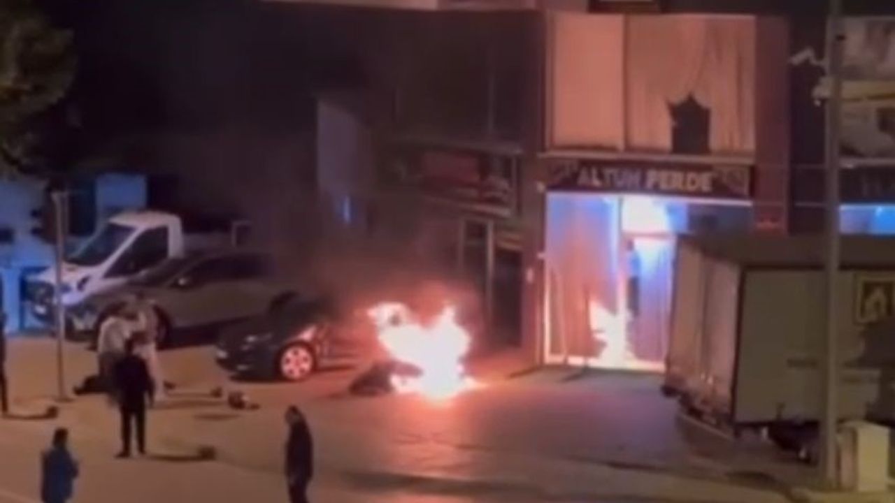 Kaza yapıp yanan motosikletin sürücüsünü alevlerden çekip aldı, 'Kahramanlık değil, insanlık görevi" dedi