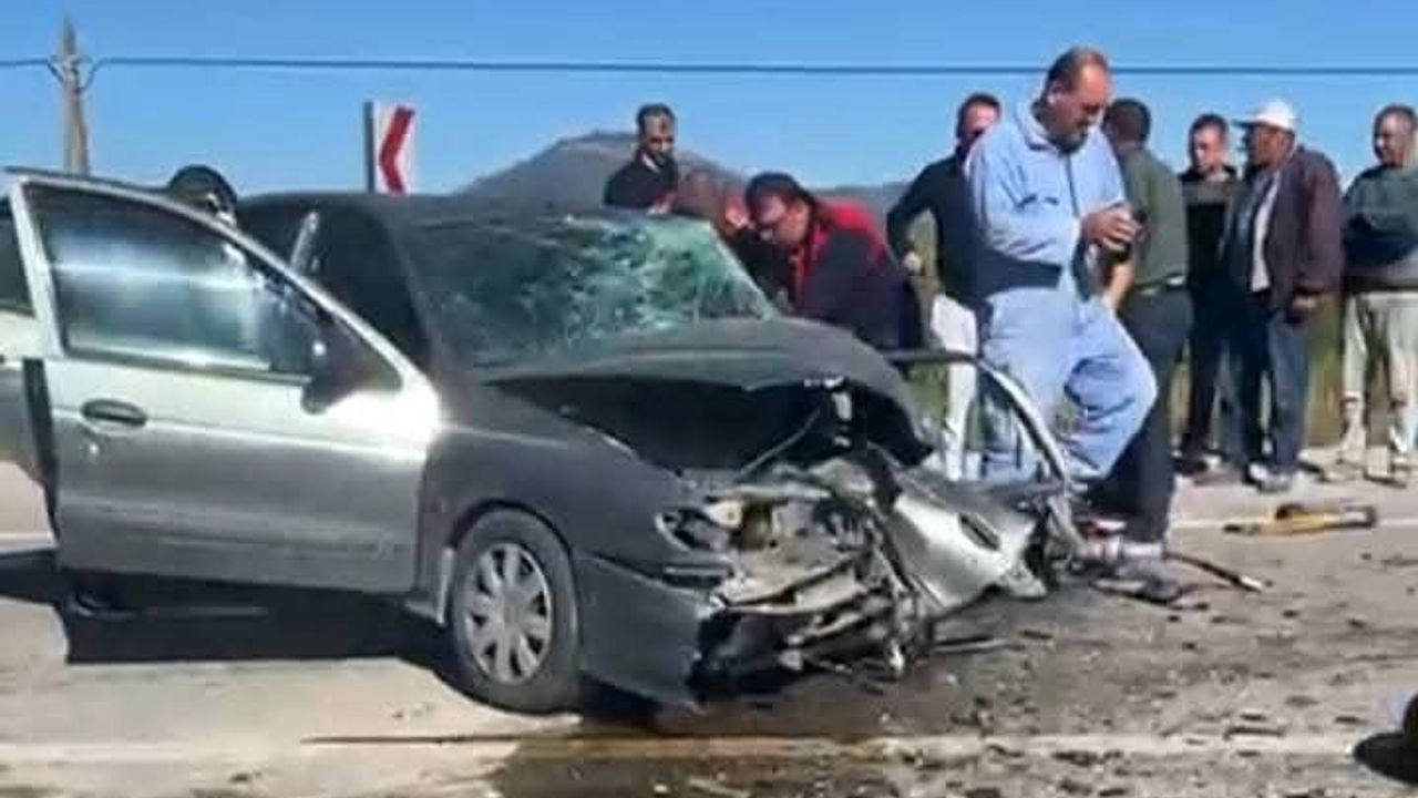 Burdur'da 2 otomobil kafa kafaya çarpıştı: 3 yaralı