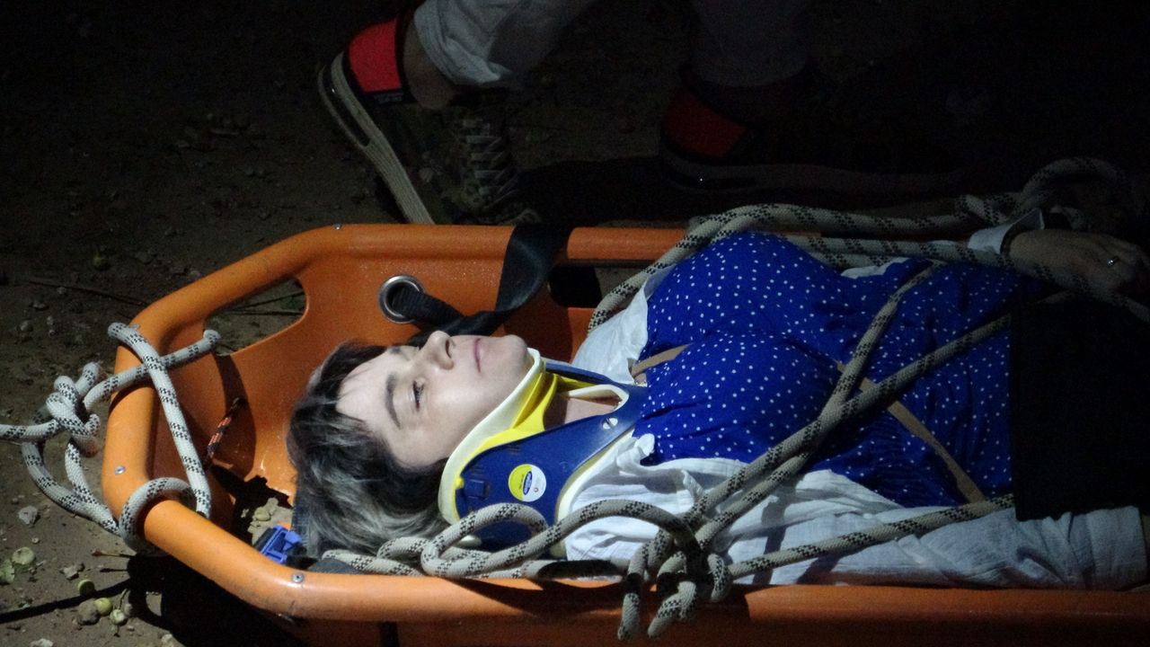 Antalya'da 4 metrelik inşaat çukuruna düşen turist itfaiye tarafından kurtarıldı