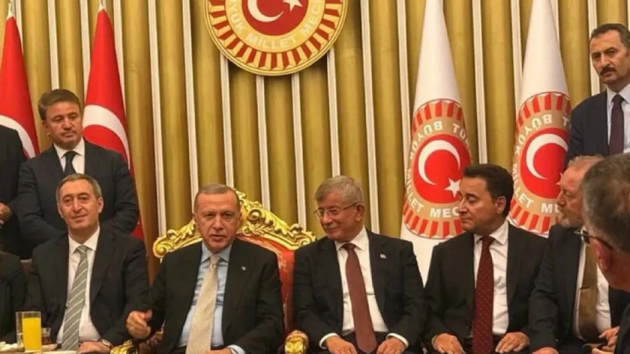Ahmet Davutoğlu AK Parti'ye göz kırptı! Geri dönüş şartını açıkladı