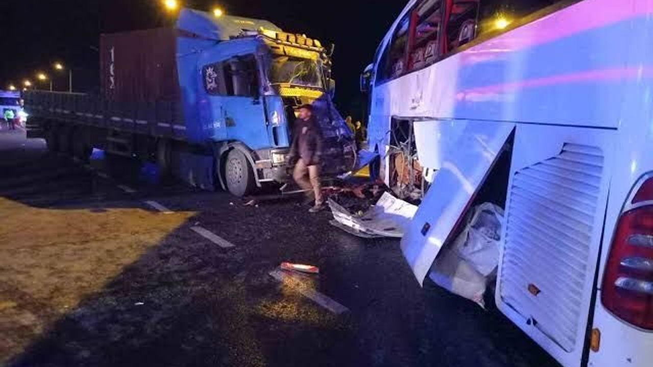 Isparta firmasına ait tur otobüsü kaza yaptı