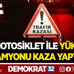 MOTOSİKLET İLE YÜK KAMYONU KAZA YAPTI
