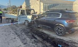 Serik'te otomobil ile kamyonet çarpıştı: 3 yaralı