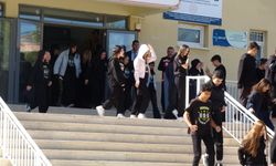 Burdur'da deprem tatbikatında öğrencilerin oyunculuğu gerçeği aratmadı