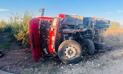 Antalya'da yangına giden itfaiye aracı devrildi: 2 yaralı
