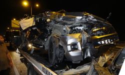 Antalya'da kamyonla çarpışan pikap hurdaya döndü: 1 yaralı