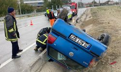 Burdur'da otomobil devrildi, sıkışan sürücüyü itfaiye kurtardı