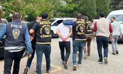 Antalya'da 2 kişinin ölümüyle sonuçlanan silahlı kavga şüphelileri adliyeye sevk edildi