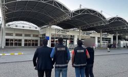 Antalya Havalimanı'nda zimmet ve kaçakçılık suçundan gözaltına alınan 10 memurdan 5'i tutuklandı