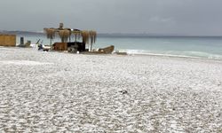 Antalya 15 dakikada kışı yaşadı, Konyaaltı Sahili beyaza büründü