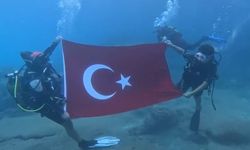 Denizin altında işaret diliyle İstiklal Marşı'nı okudular