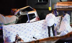 İstanbul'da polisten kaçan araç tıra çarptı! Ölü ve yaralı var