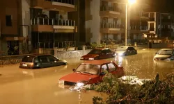 İzmir'de sağanak felaketi! Yollar göle döndü, araçlar mahsur kaldı