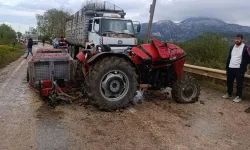 Eğirdir’de kamyon ile elma yüklü traktör çarpıştı
