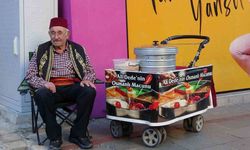 Isparta’da 11 yaşında başladığı mesleğinde 65 yıldır sokaklarda