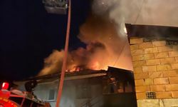 Burdur'da alev alev yanan ev kullanılamaz hale geldi